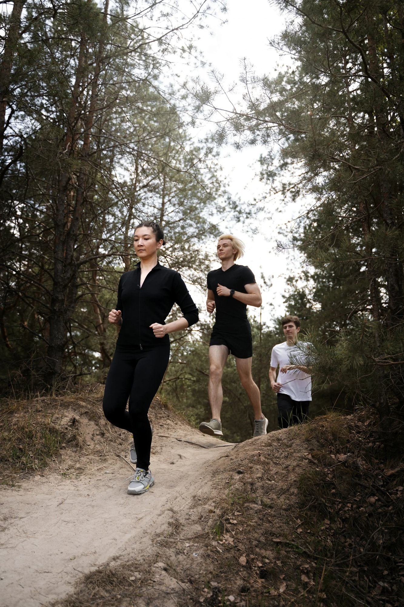 full-shot-fit-people-running-together (1)